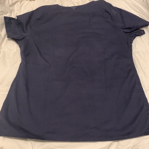 Med Couture navy signature v-neck 3 pocket scrub top - Picture 6 of 7